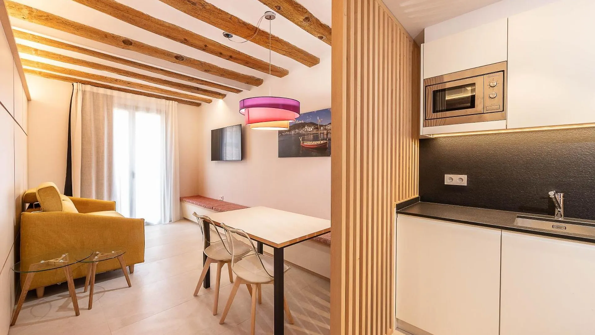 C&C Apartments فيغيريس 0*,  إسبانيا